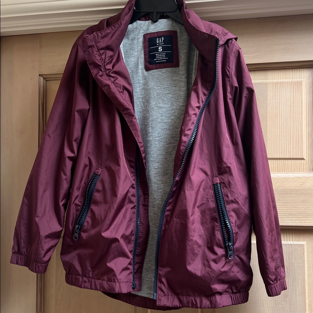 GAP Maroon Lightweight wind breaker Jacket size small 6-7 yr old hooded EUC